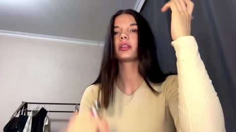 Snapshot of latinadubill chatting on 06-17-26, 03:24 Sophie online show from 06-17-26, 03:24