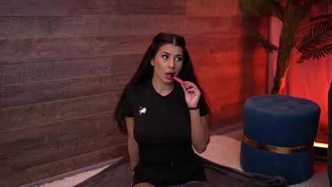 Snapshot of latinaloco chatting on 11-29-25, 06:11 Latina online show from 11-29-25, 06:11