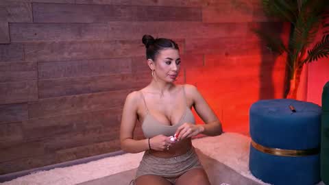 Snapshot of latinaloco chatting on 12-21-25, 06:37 Latina online show from 12-21-25, 06:37