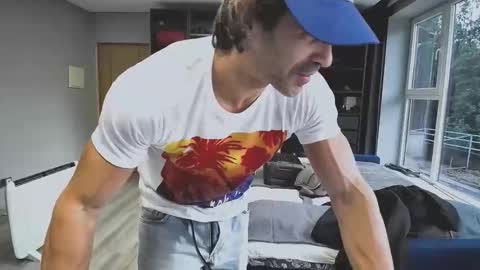 Snapshot of latino23bom chatting on 12-14-25, 04:23 sam online show from 12-14-25, 04:23