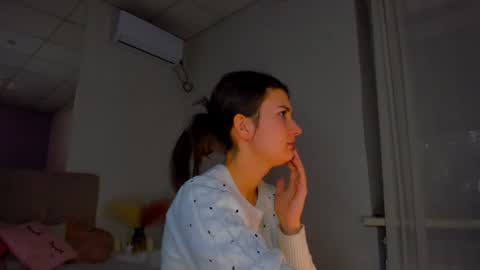 Snapshot of laura__leee chatting on 12-09-24, 06:12 Laura online show from 12-09-24, 06:12