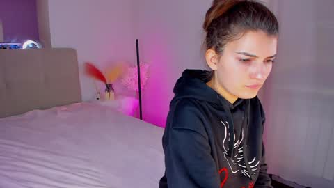 Snapshot of laura__leee chatting on 01-19-25, 12:17 Laura online show from 01-19-25, 12:17