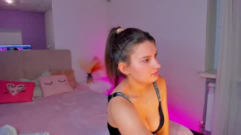 Snapshot of laura__leee chatting on 02-10-25, 12:29 Laura online show from 02-10-25, 12:29