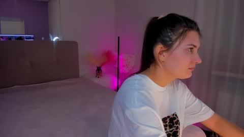 Snapshot of laura__leee chatting on 03-11-25, 09:24 Laura online show from 03-11-25, 09:24