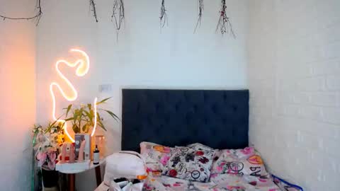 Snapshot of laura_candy02 chatting on 03-21-26, 05:27 LAURA online show from 03-21-26, 05:27