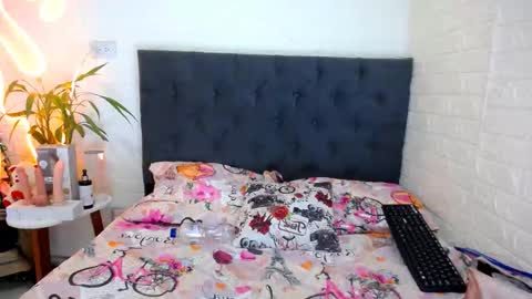 Snapshot of laura_candy02 chatting on 03-24-26, 04:23 LAURA online show from 03-24-26, 04:23