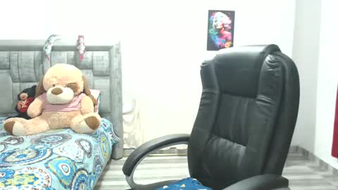 Snapshot of laura_craizy chatting on 10-22-25, 02:45 CALL ME LOVE LAURA online show from 10-22-25, 02:45