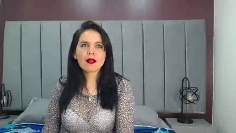 Snapshot of laura_hotties chatting on 02-25-25, 04:00 laura hotties online show from 02-25-25, 04:00