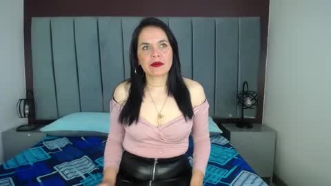 Snapshot of laura_hotties chatting on 02-26-25, 01:19 laura hotties online show from 02-26-25, 01:19
