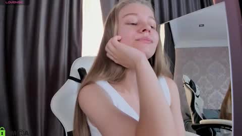 Snapshot of laura_pudd chatting on 09-14-25, 10:14 Laura online show from 09-14-25, 10:14