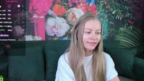 Snapshot of laura_pudd chatting on 11-14-25, 09:30 Laura online show from 11-14-25, 09:30