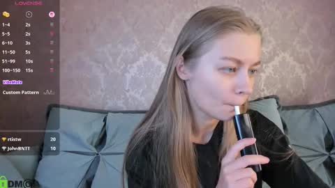 Snapshot of laura_pudd chatting on 12-18-25, 10:21 Laura online show from 12-18-25, 10:21