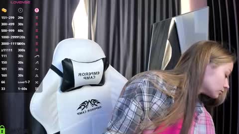 Snapshot of laura_pudd chatting on 02-19-26, 01:51 Laura online show from 02-19-26, 01:51