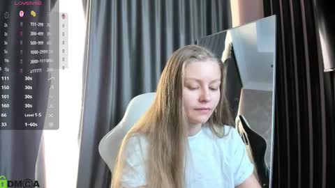 Snapshot of laura_pudd chatting on 04-30-26, 02:01 Laura online show from 04-30-26, 02:01