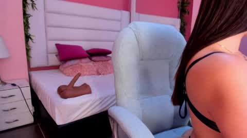 Snapshot of laurabigtits chatting on 05-11-26, 04:04 Laura online show from 05-11-26, 04:04