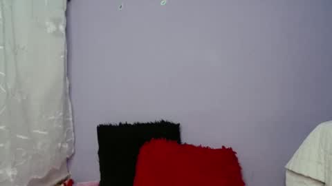 lauracb          online show from 01-01-25, 05:01