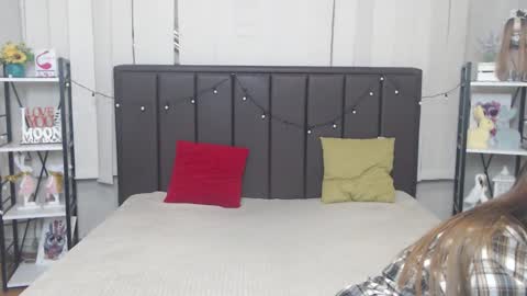 LauraHlot online show from 10-19-25, 05:52