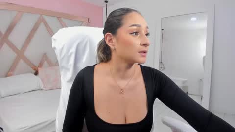 Snapshot of lauraklark chatting on 11-11-25, 02:50 laura online show from 11-11-25, 02:50