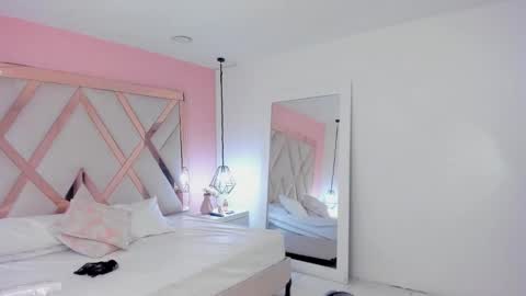 Snapshot of lauraklark chatting on 11-19-25, 09:26 laura online show from 11-19-25, 09:26