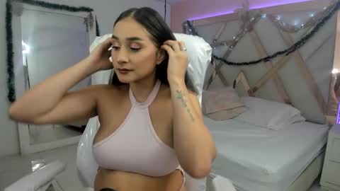 Snapshot of lauraklark chatting on 12-15-25, 09:52 laura online show from 12-15-25, 09:52