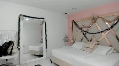 Snapshot of lauraklark chatting on 12-17-25, 08:59 laura online show from 12-17-25, 08:59