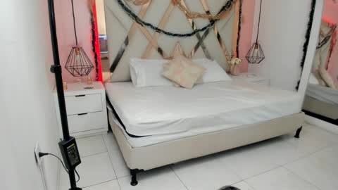 Snapshot of lauraklark chatting on 12-18-25, 07:09 laura online show from 12-18-25, 07:09