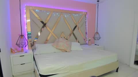 Snapshot of lauraklark chatting on 02-16-26, 08:05 laura online show from 02-16-26, 08:05