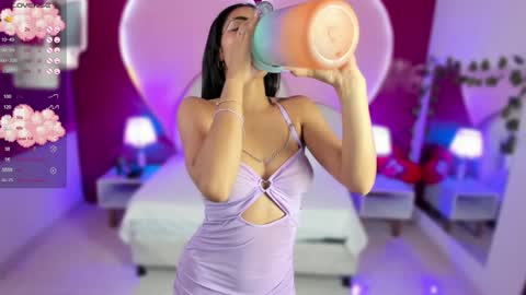 Snapshot of lauramartin1 chatting on 12-20-24, 01:58 Laura MartinGMT-5 2200-0600 online show from 12-20-24, 01:58