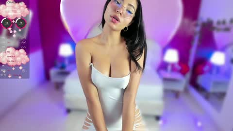 Snapshot of lauramartin1 chatting on 12-21-24, 03:58 Laura MartinGMT-5 2200-0600 online show from 12-21-24, 03:58