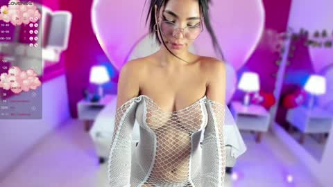 Snapshot of lauramartin1 chatting on 12-21-24, 02:26 Laura MartinGMT-5 2200-0600 online show from 12-21-24, 02:26