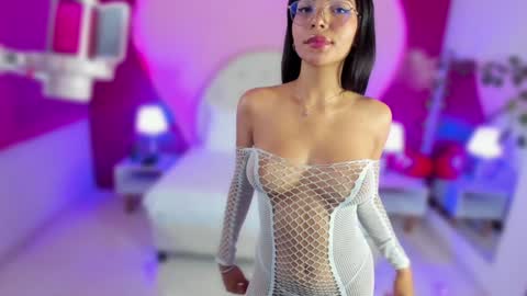 Snapshot of lauramartin1 chatting on 01-12-25, 01:21 Laura MartinGMT-5 2200-0600 online show from 01-12-25, 01:21