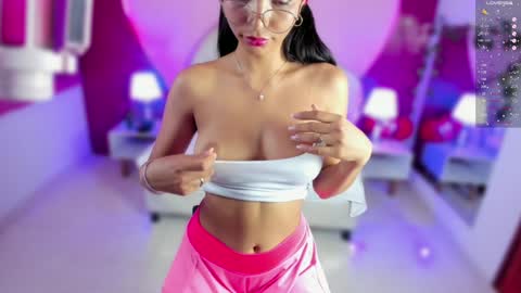 Snapshot of lauramartin1 chatting on 01-22-25, 03:31 Laura MartinGMT-5 2200-0600 online show from 01-22-25, 03:31
