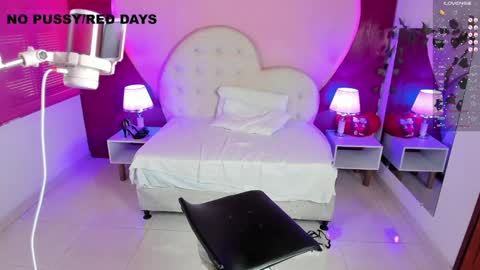 Snapshot of lauramartin1 chatting on 02-02-25, 04:00 Laura MartinGMT-5 2200-0600 online show from 02-02-25, 04:00