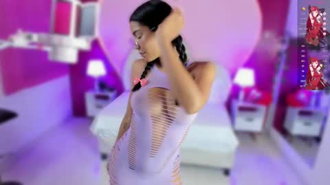 Snapshot of lauramartin1 chatting on 02-11-25, 12:06 Laura MartinGMT-5 2200-0600 online show from 02-11-25, 12:06