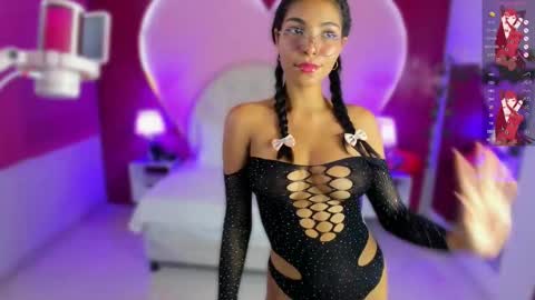 Snapshot of lauramartin1 chatting on 02-14-25, 12:41 Laura MartinGMT-5 2200-0600 online show from 02-14-25, 12:41