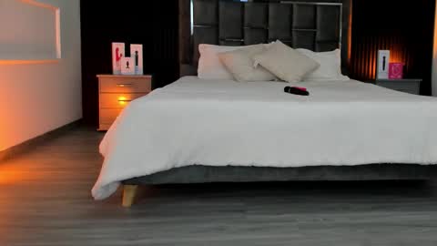 Snapshot of laureenwells chatting on 11-25-25, 07:36 Lauren Weels online show from 11-25-25, 07:36