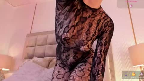 Snapshot of laurencarter1 chatting on 10-31-25, 04:02 online show from 10-31-25, 04:02