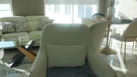 Lauren Saenz online show from 10-30-25, 12:28