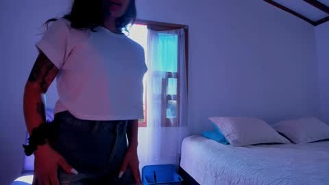 Snapshot of laurent_a chatting on 02-12-25, 03:05 Lucie  online show from 02-12-25, 03:05