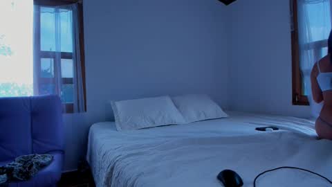 Snapshot of laurent_a chatting on 03-10-25, 05:29 Lucie  online show from 03-10-25, 05:29