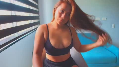 Snapshot of lauri_fit chatting on 11-21-25, 07:12 Lauri online show from 11-21-25, 07:12