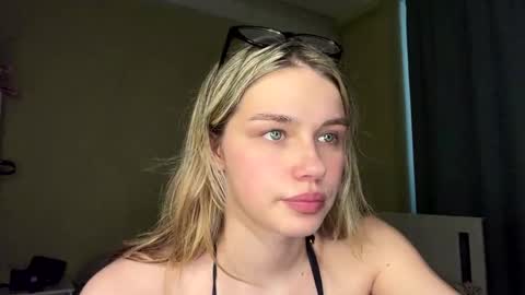 Snapshot of laurineleconey chatting on 05-19-26, 12:11 Bella online show from 05-19-26, 12:11