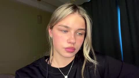 Snapshot of laurineleconey chatting on 05-27-26, 01:08 Bella online show from 05-27-26, 01:08