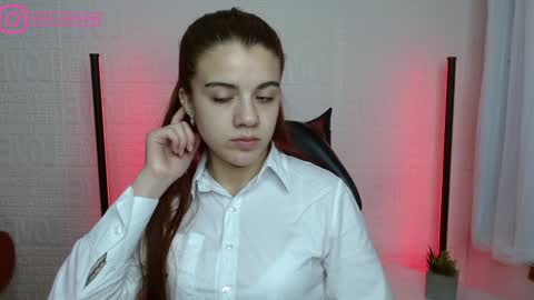 Snapshot of layla_castilloo chatting on 12-18-24, 02:06 Layla online show from 12-18-24, 02:06
