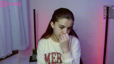 Snapshot of layla_castilloo chatting on 01-21-25, 02:15 Layla online show from 01-21-25, 02:15