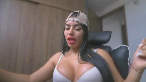 Layla online show from 05-27-26, 01:30