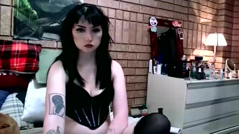 Snapshot of laylakills chatting on 12-21-25, 05:25 Layla Kills online show from 12-21-25, 05:25