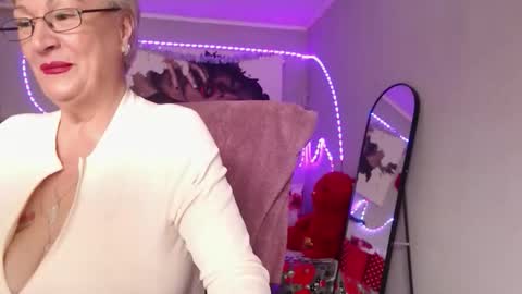 Layla online show from 12-20-25, 09:16