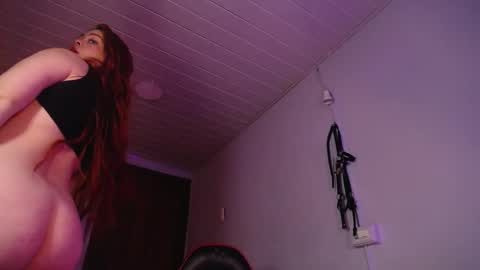 Snapshot of layna_cold chatting on 02-21-25, 01:11 Vannessa online show from 02-21-25, 01:11