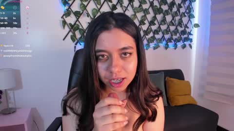 Snapshot of lea_velle chatting on 12-21-24, 06:12 Lea Velle online show from 12-21-24, 06:12